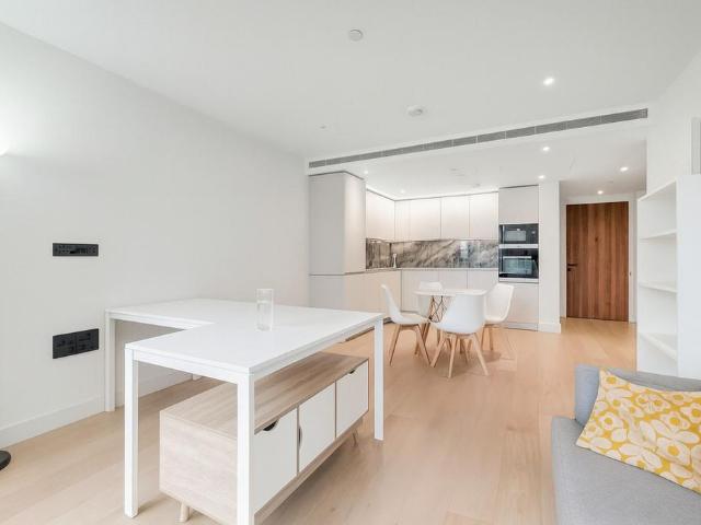 Flat for sale in Shepherd's Bush, Greater London
