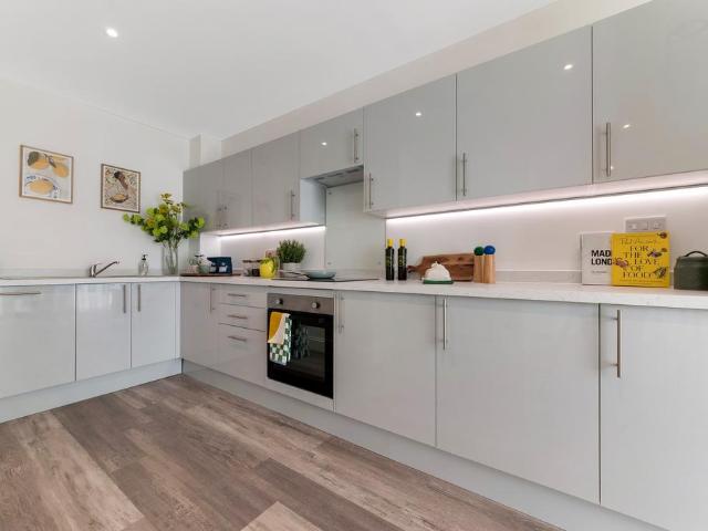 Flat for sale in London Borough of Croydon, Waddon