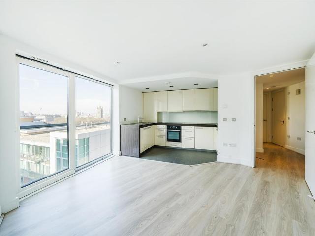 Flat for sale in Vauxhall, Greater London
