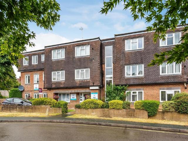 Flat for sale in Oxted, Hillview