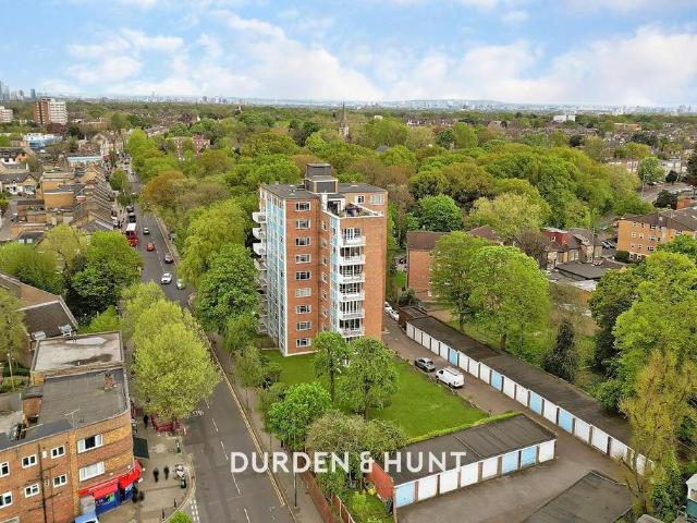 Flat for sale in Snaresbrook, Greater London