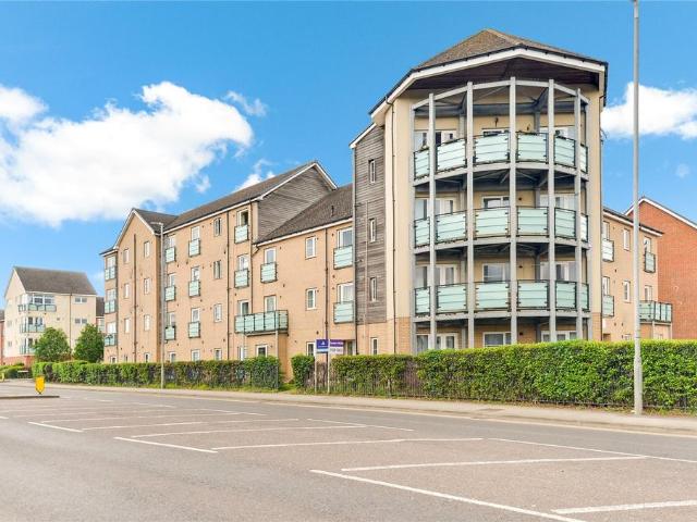 Flat for sale in Dunstable, Bedfordshire