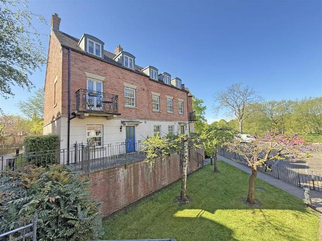 Flat for sale in Greenfields, Frankwell