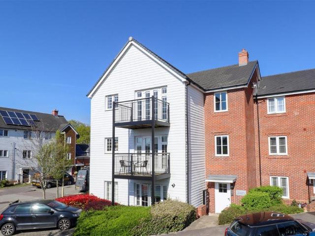 Flat for sale in Hart, Hampshire