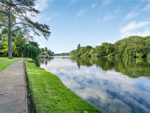 Flat for sale in Strawberry Hill, Greater London
