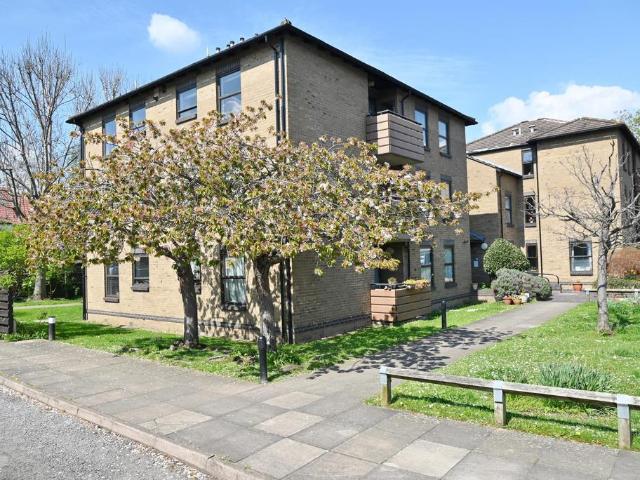Flat for sale in Strawberry Hill, Greater London