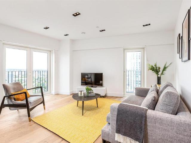 Flat for sale in Vauxhall, Greater London