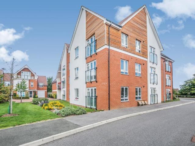 Flat for sale in Furze Platt, Maidenhead