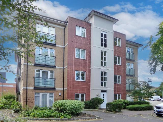 Flat for sale in Dunstable, Bedfordshire