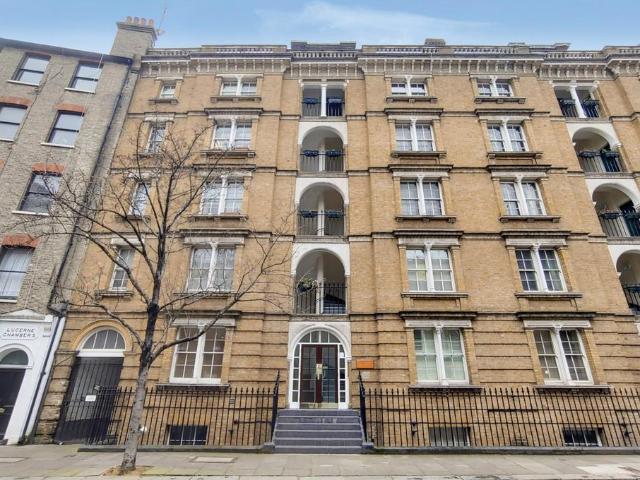 Flat for sale in Kensington, Greater London
