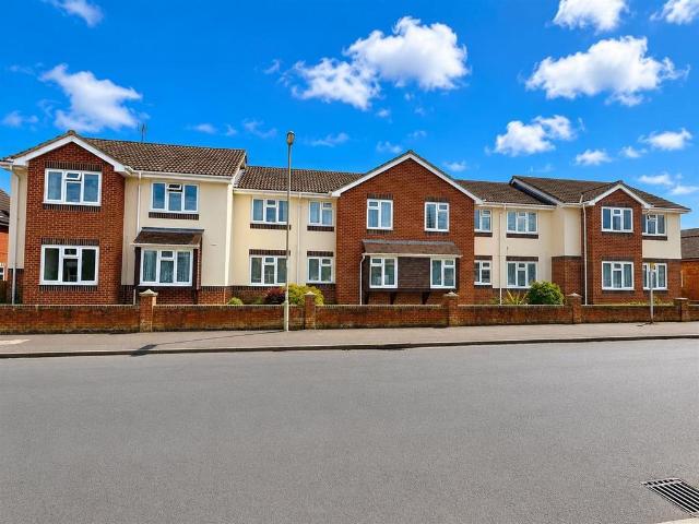 Flat for sale in Fleet, Hart