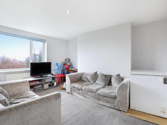 Flat for sale in London Borough of Lewisham, Forest Hill