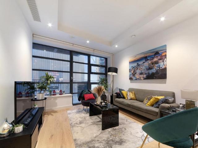 Flat for sale in London City Island, Blackwall