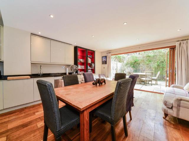 Flat for sale in Fulham, Walham Green