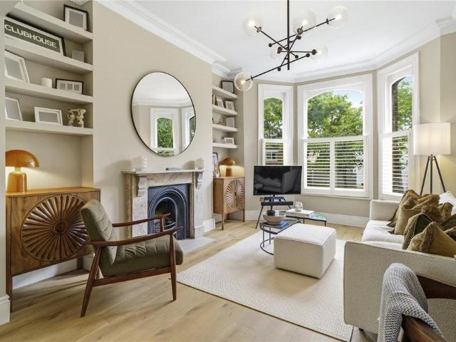 Flat for sale in Clapham Junction, Greater London