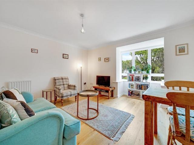 Flat for sale in Hampton, Greater London
