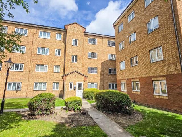 Flat for sale in Gidea Park, Greater London