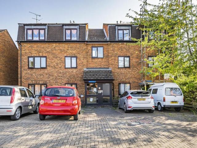 Flat for sale in New Malden, Greater London