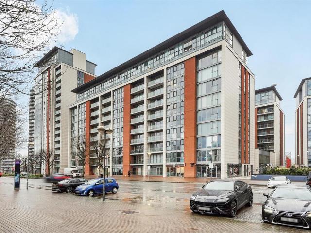 Flat for sale in Canning Town, Greater London
