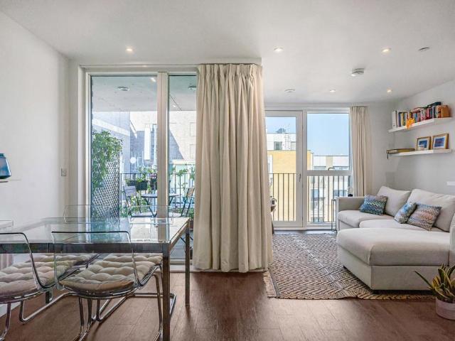 Flat for sale in Ratcliffe, Stepney