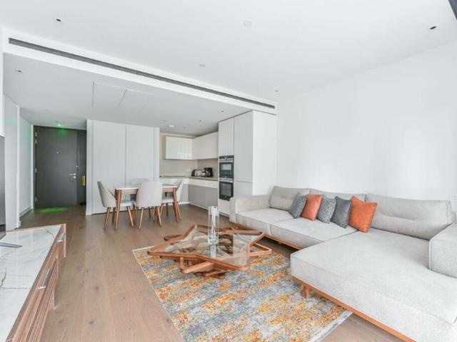 Flat for sale in Clapham Junction, Greater London