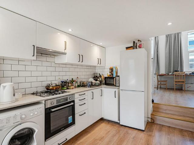 Flat for sale in Balham, Greater London