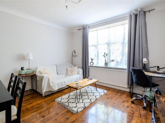 Flat for sale in Streatham Hill, Greater London
