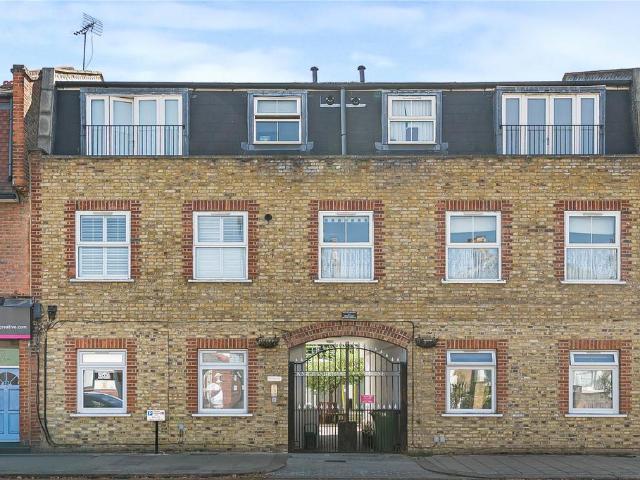 Flat for sale in Strawberry Hill, Greater London