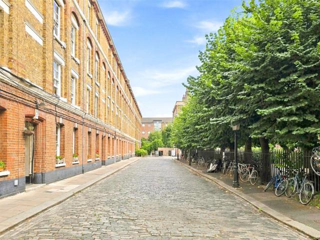 Flat for sale in West Hackney, Greater London