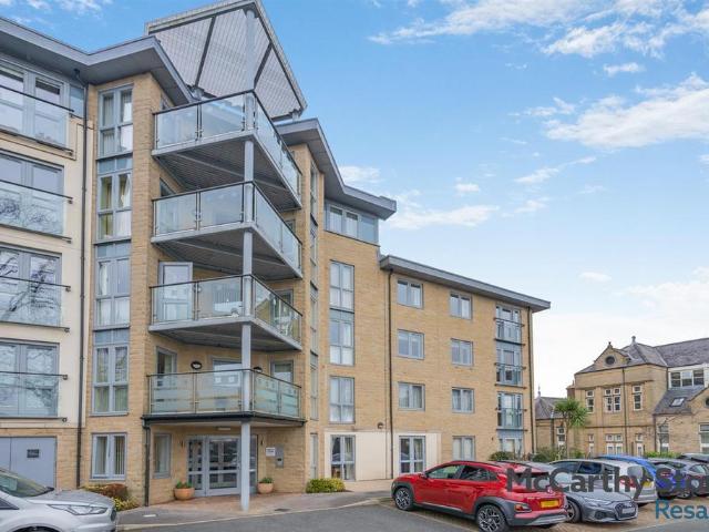 Flat for sale in Woolshops, Halifax