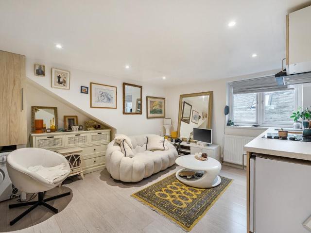 Flat for sale in Streatham, Greater London