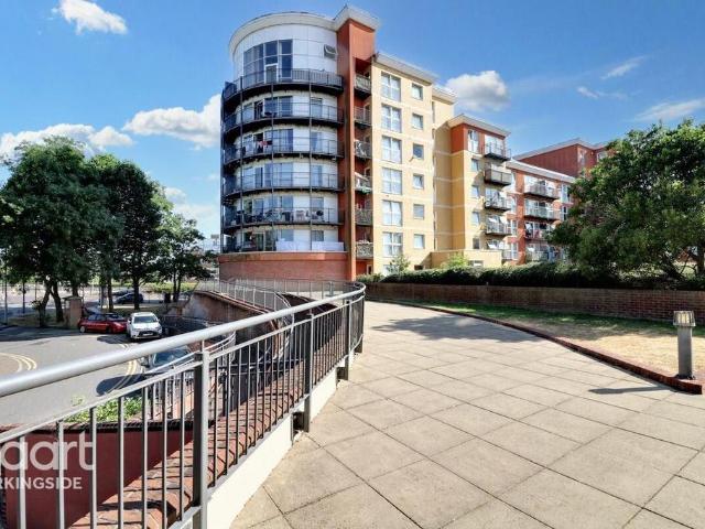 Flat for sale in Newbury Park, Greater London