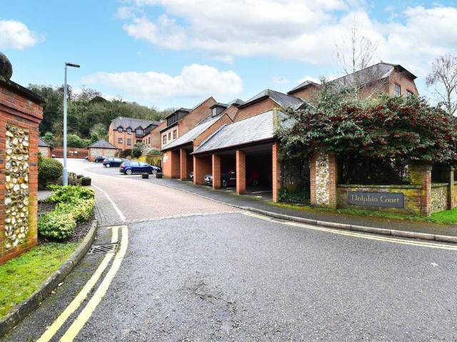Flat for sale in Chepping Wycombe, Loudwater