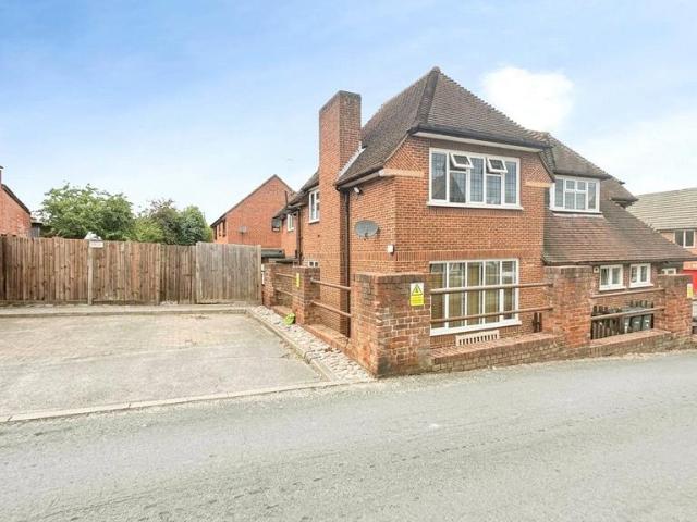 Flat for sale in Chipping Hill, Essex