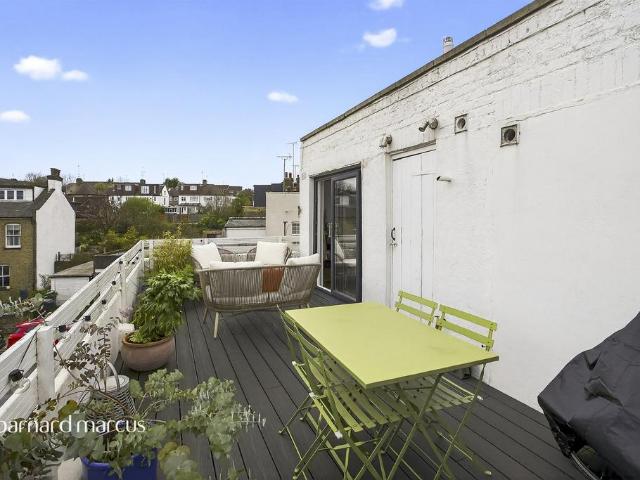 Flat for sale in Colney Hatch, Greater London