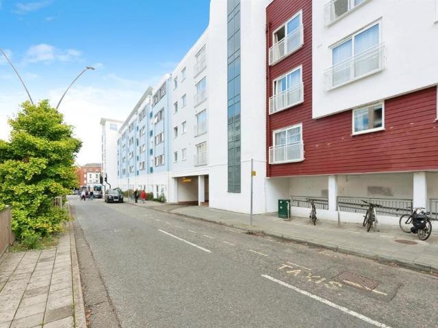 Flat for sale in Woodcote, Epsom