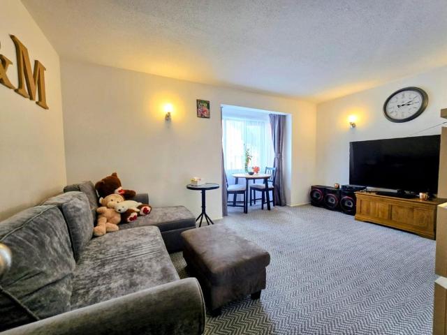 Flat for sale in Yeading, Greater London