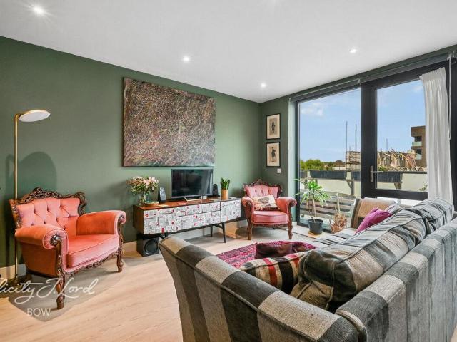 Flat for sale in Aberfeldy Village, Blackwall
