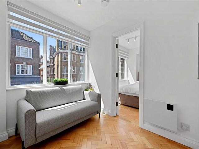 Flat for sale in Kensington, Greater London