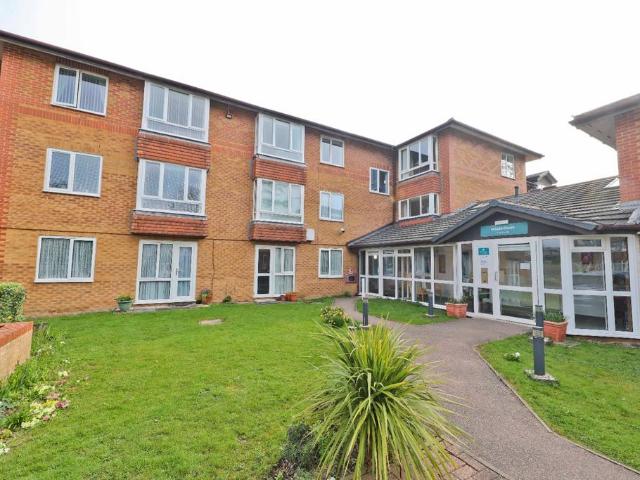 Flat for sale in Pinner, Greater London