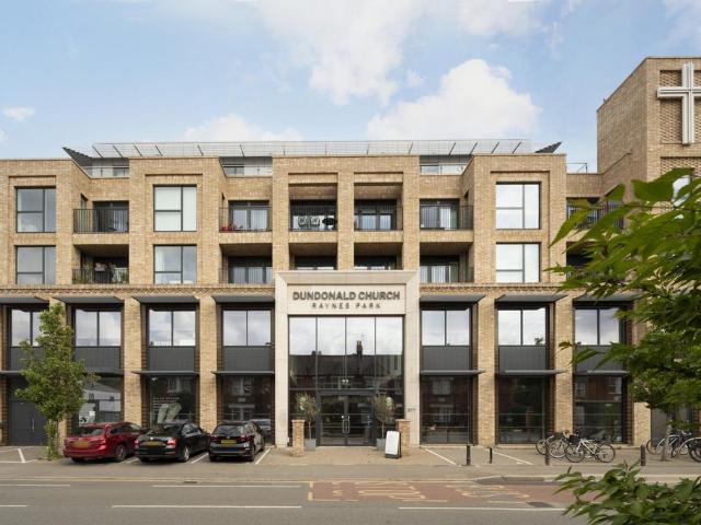 Flat for sale in London Borough of Merton, Raynes Park