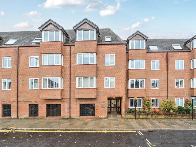 Flat for sale in Hatch End, Greater London