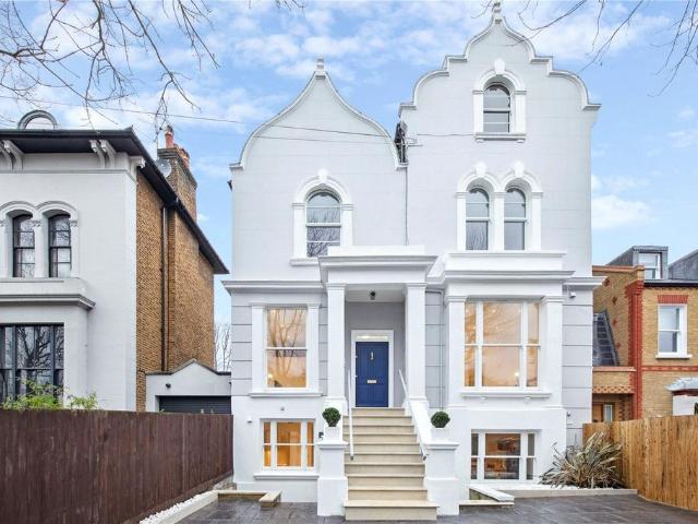Flat for sale in Southfields, Greater London