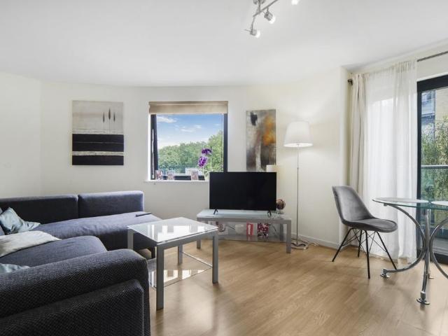 Flat for sale in Isle Of Dogs, Greater London