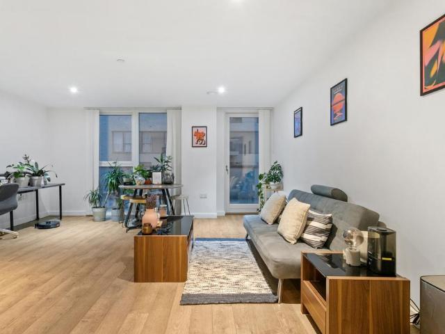 Flat for sale in East Greenwich, Greater London