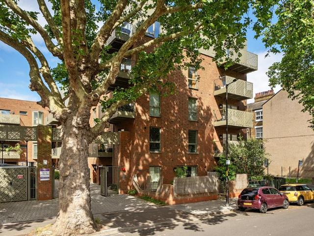 Flat for sale in Camberwell, Greater London