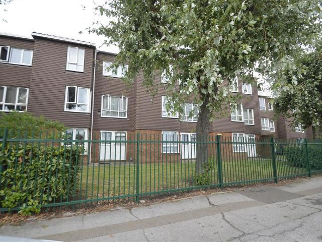 Flat for sale in Dagenham, Becontree