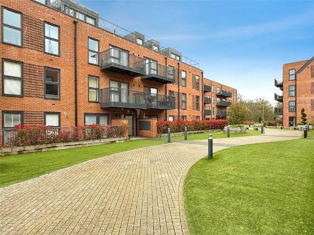 Flat for sale in Hart, Hampshire