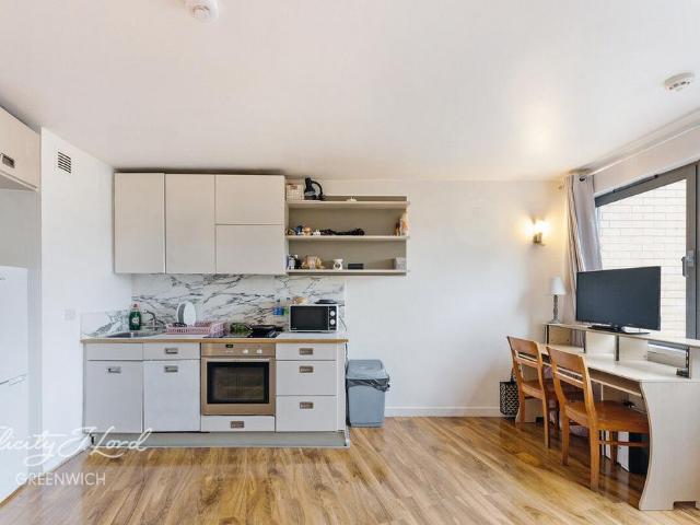 Flat for sale in London Borough of Lewisham, Deptford