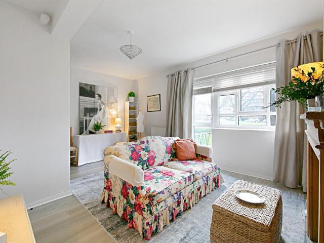Flat for sale in London Borough of Wandsworth, Greater London